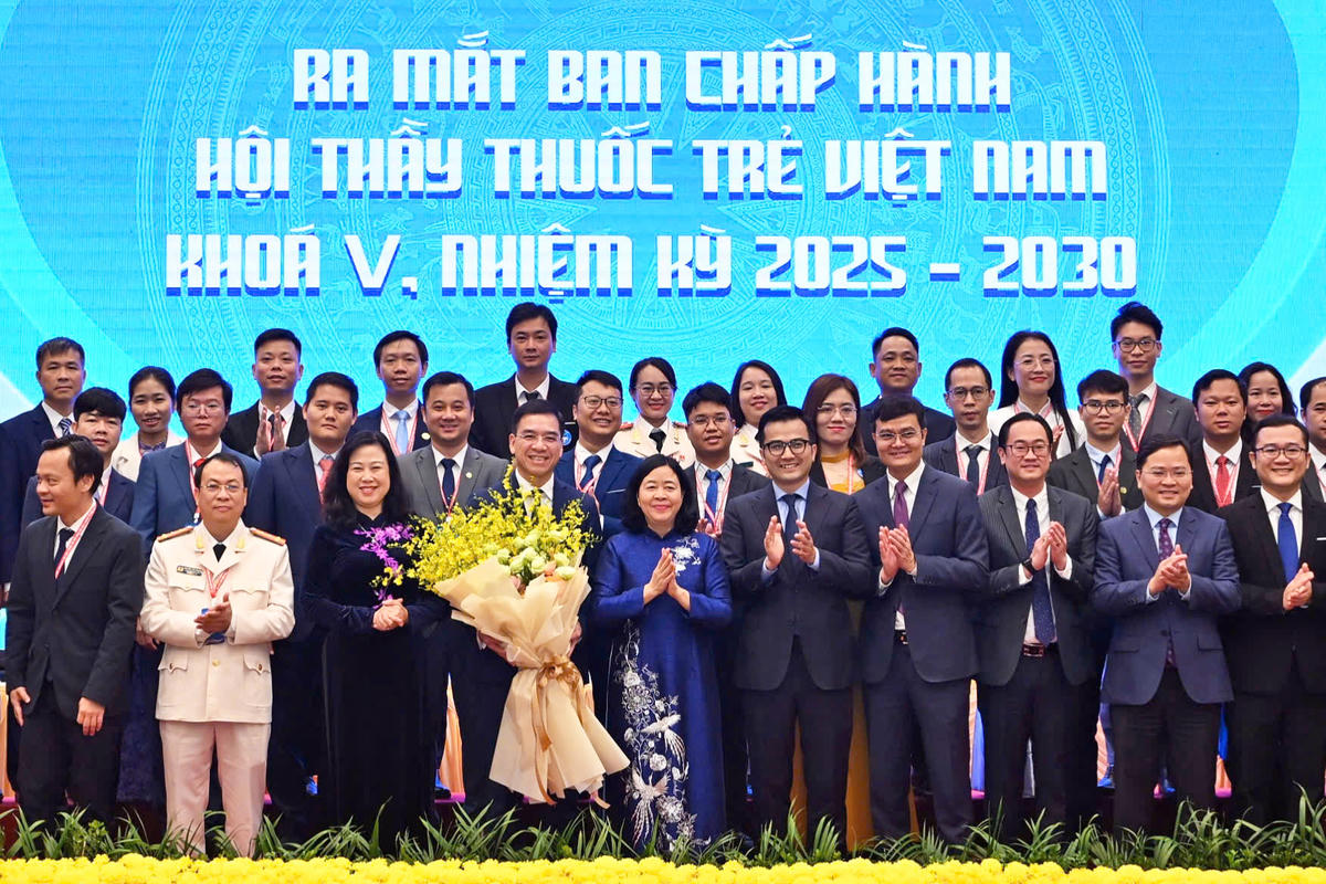 Chủ tịch Bùi Thị Minh Hoài tặng hoa chúc mừng Ban Chấp hành Trung ương Hội Thầy thuốc trẻ Việt Nam khóa năm, nhiệm kỳ 2025-2030. Ảnh: Linh Phan.