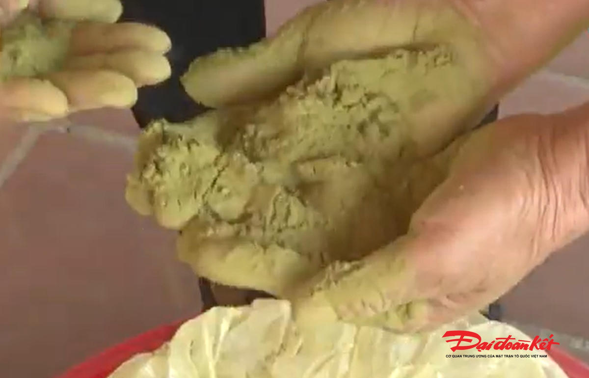 Bột trà xanh nguyên liệu để chăn nuôi lợn. Ảnh: Toán Nguyễn.