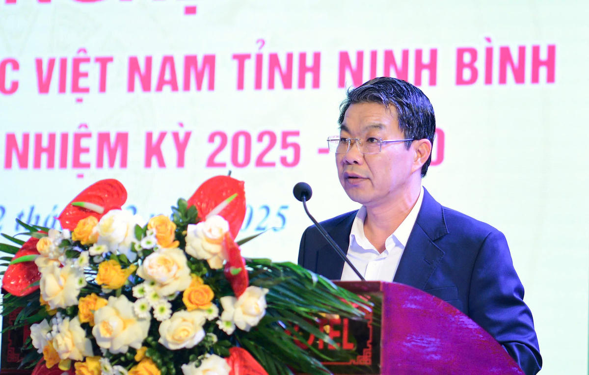 Phó Chủ tịch Thường trực Ủy ban MTTQ tỉnh Nguyễn Hoàng Hà trình bày báo cáo kết quả công tác Mặt trận năm 2025. Ảnh: Đình Minh