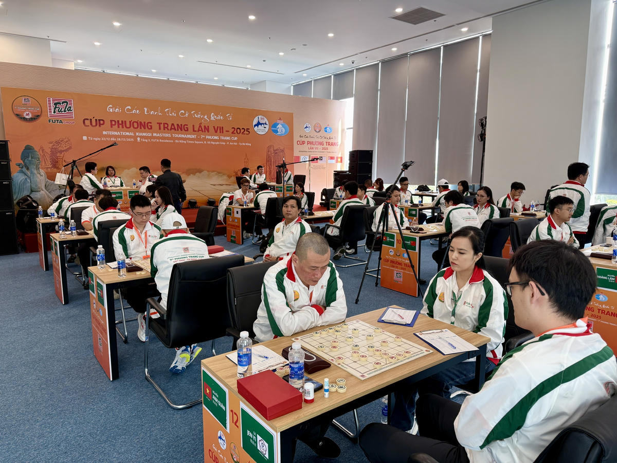 Các kỳ thủ tranh tài vòng loại. Ảnh: Nguyễn Tú.