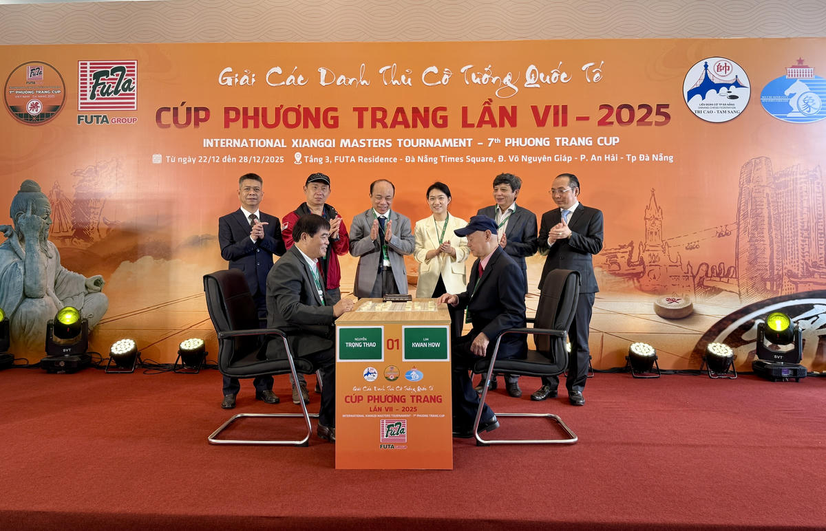 Ông Nguyễn Trọng Thao, Phó Giám đốc Sở Văn hóa, Thể thao và Du lịch, Trưởng Ban Tổ chức giải cùng ông Lâm Quan Hào, Tổng Thư ký Liên đoàn Cờ tướng châu Á thực hiện nghi thức Dâng quân – Khai cuộc, nước cờ đầu tiên mở màn Cúp Phương Trang lần 7. Ảnh: Nguyễn Tú.