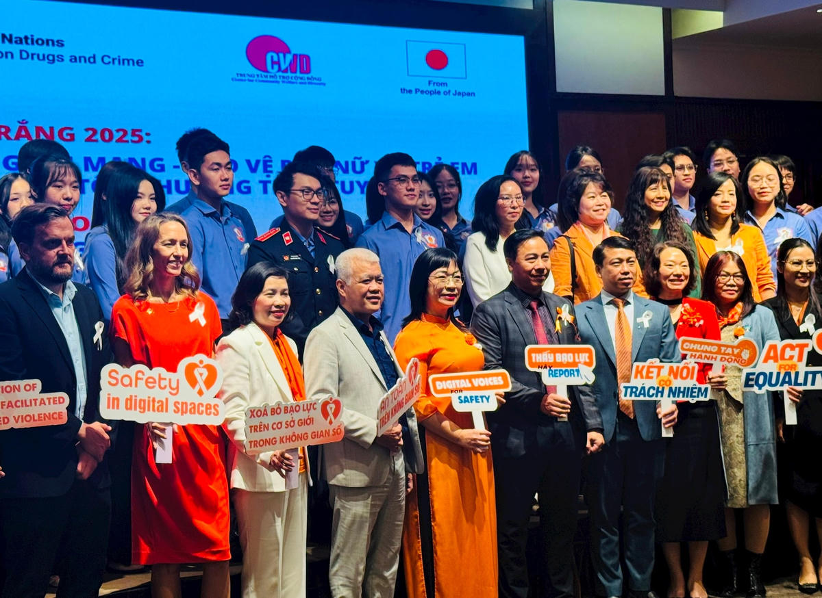 Các đại biểu tham dự chương trình. 