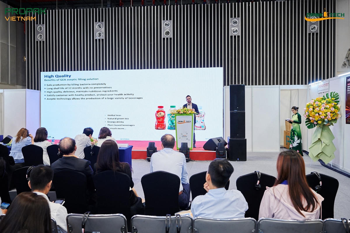 Ông Massimo Nascimbeni, Giám đốc Sản phẩm thổi chai và chiết rót của GEA chia sẻ về công nghệ Aseptic tại hội thảo “Xu hướng thị trường, công nghệ đồ uống tại Việt Nam trong tương lai”.