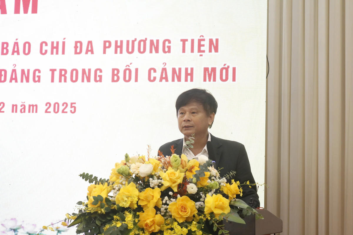 Phó Chủ tịch Hội Nhà báo Việt Nam Trần Trọng Dũng phát biểu tại tọa đàm. 