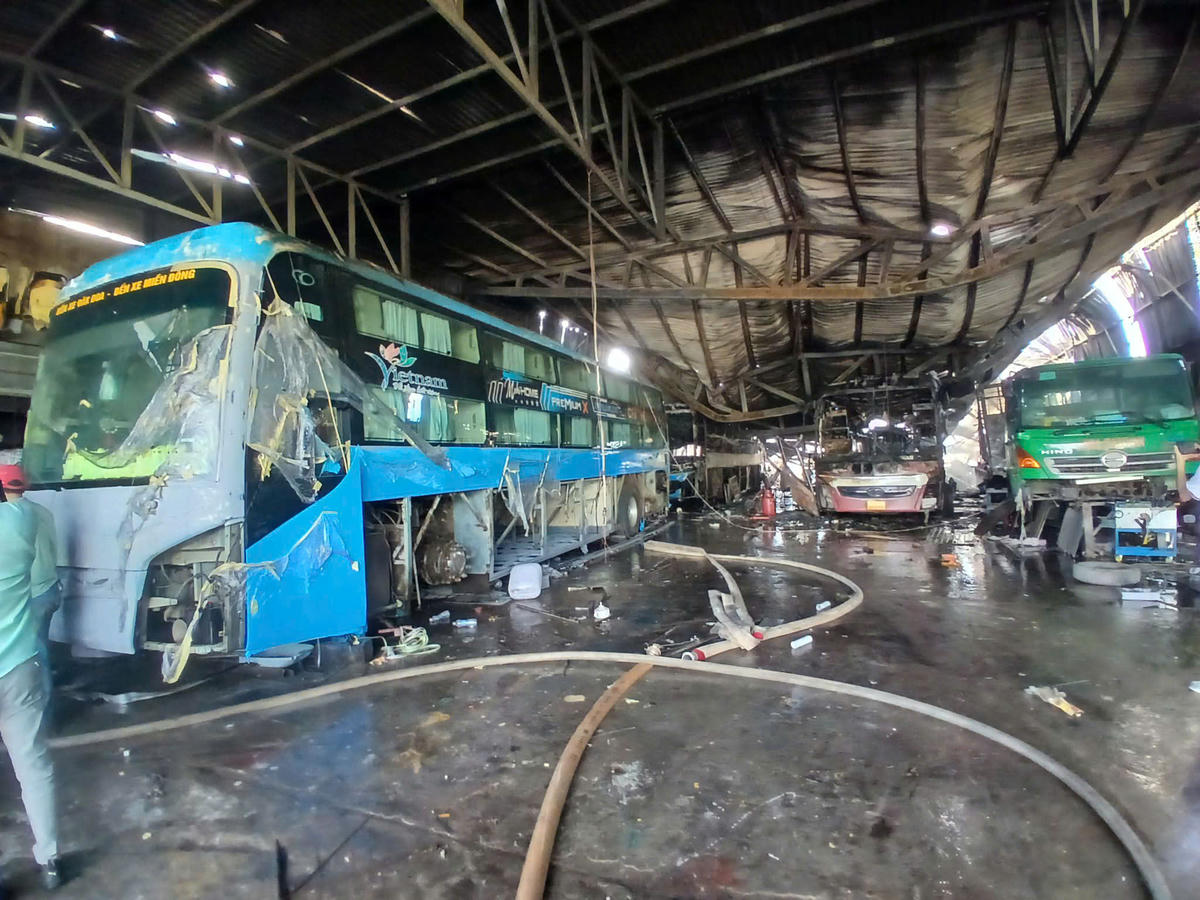 Hiện trường garage ô tô nơi xảy ra vụ cháy. Ảnh: Đ. Sang.