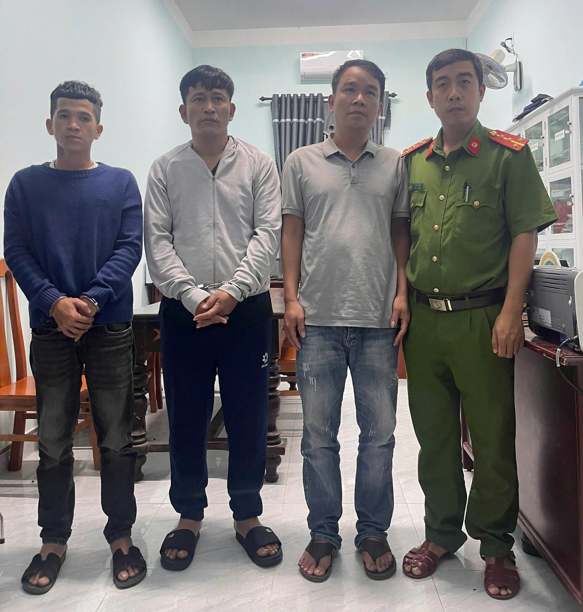 Lực lượng Công an xã Thăng An bắt đối tượng N.D.H. Ảnh: CV.