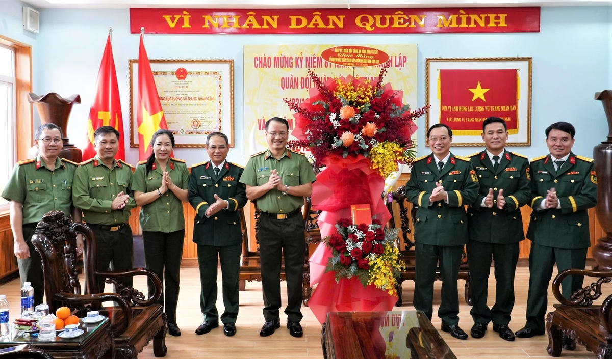 Thiếu tướng Hồ Song Ân, Giám đốc Công an tỉnh Quảng Ngãi thăm, chúc mừng lãnh đạo, cán bộ, chiến sĩ Bộ CHQS tỉnh. Ảnh: CV.