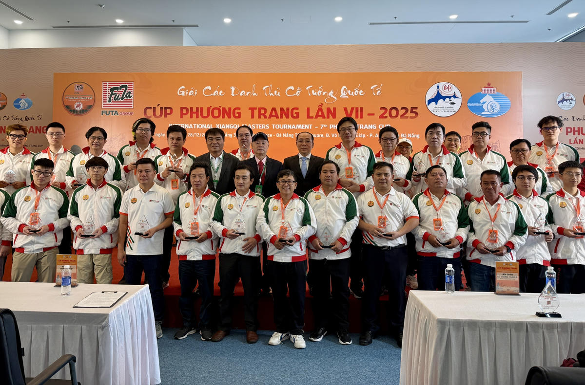 Các kỳ thủ nhận kỷ niệm chương. Ảnh: Nguyễn Tú.