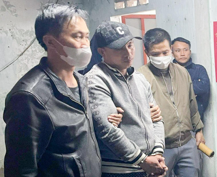 Đối tượng Phan Đình Thanh (giữa). Ảnh: CAQT&nbsp;