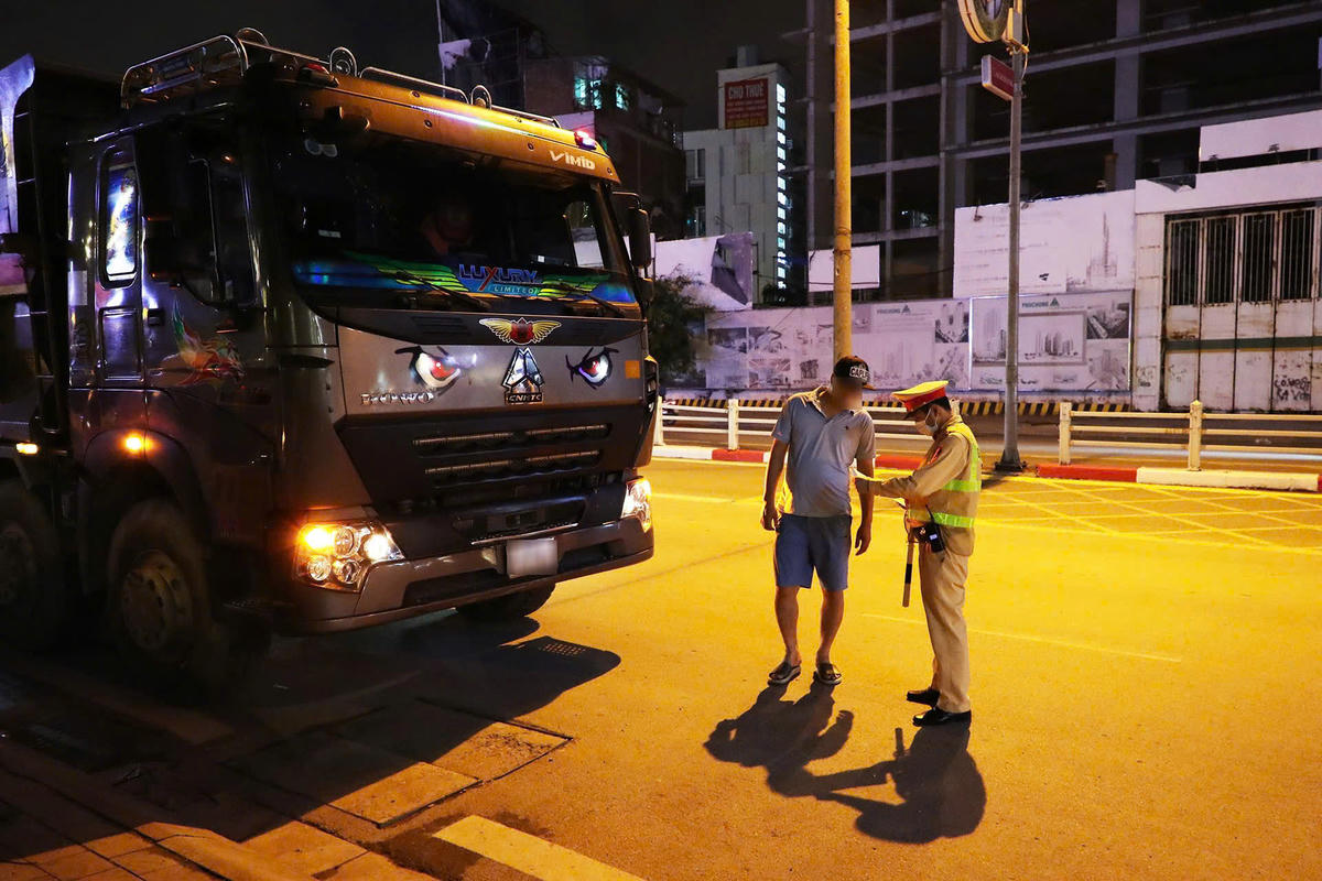 CSGT Hà Nội xử lý tài xế xe tải vi phạm giao thông.