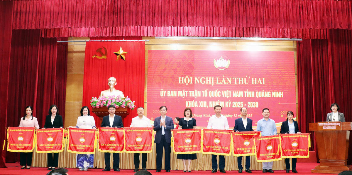 Phó Bí thư Tỉnh ủy, Chủ tịch Ủy ban MTTQ Việt Nam tỉnh Quảng Ninh Vũ Quyết Tiến trao cờ thi đua cho các tập thể dẫn đầu các Cụm thi đua.