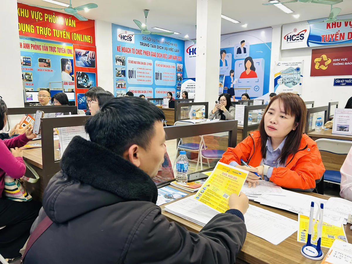 Người lao động phỏng vấn tại Phiên giao dịch việc làm tại Hà Nội. Ảnh: L.H.