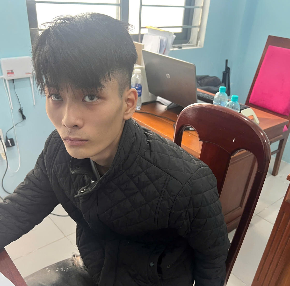 Đối tượng&nbsp;Phạm Ngọc Anh Khoa tại cơ quan điều tra. Ảnh: CV.