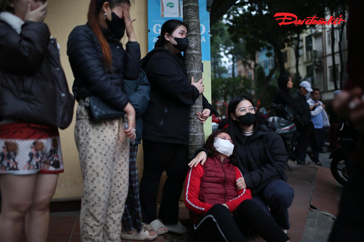 Đứng trước nguy cơ mất trắng tài sản vì cháy, nhiều tiểu thương khóc nghẹn, đứng ngồi không yên.