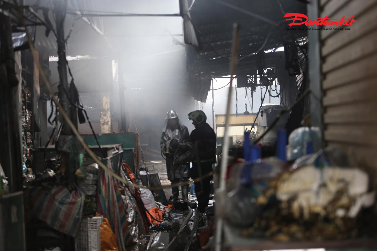 Đồ đạc trong các gian hàng vương vãi trên đường và lối đi.&nbsp;