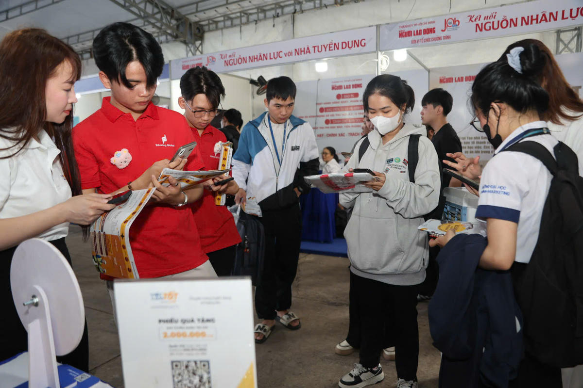 Thị trường lao động cuối năm sôi động
