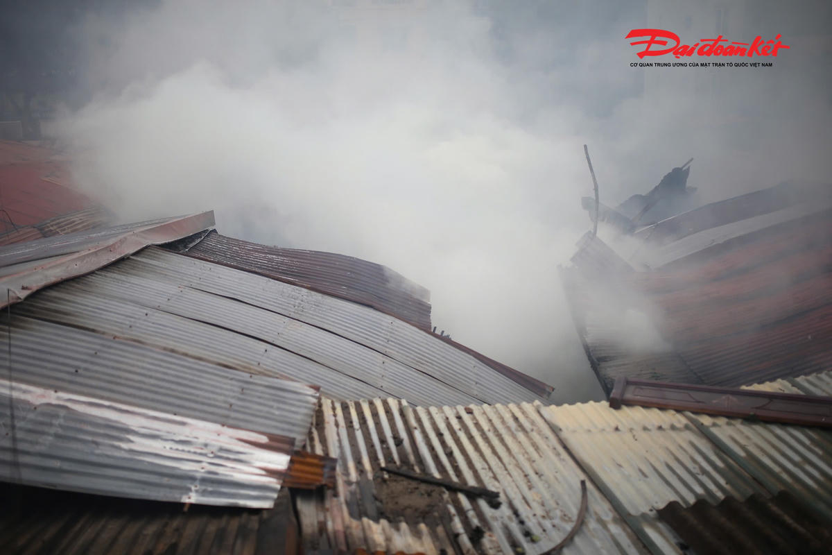 Nhiều vật dụng trong chợ bị biến dạng sau vụ cháy.