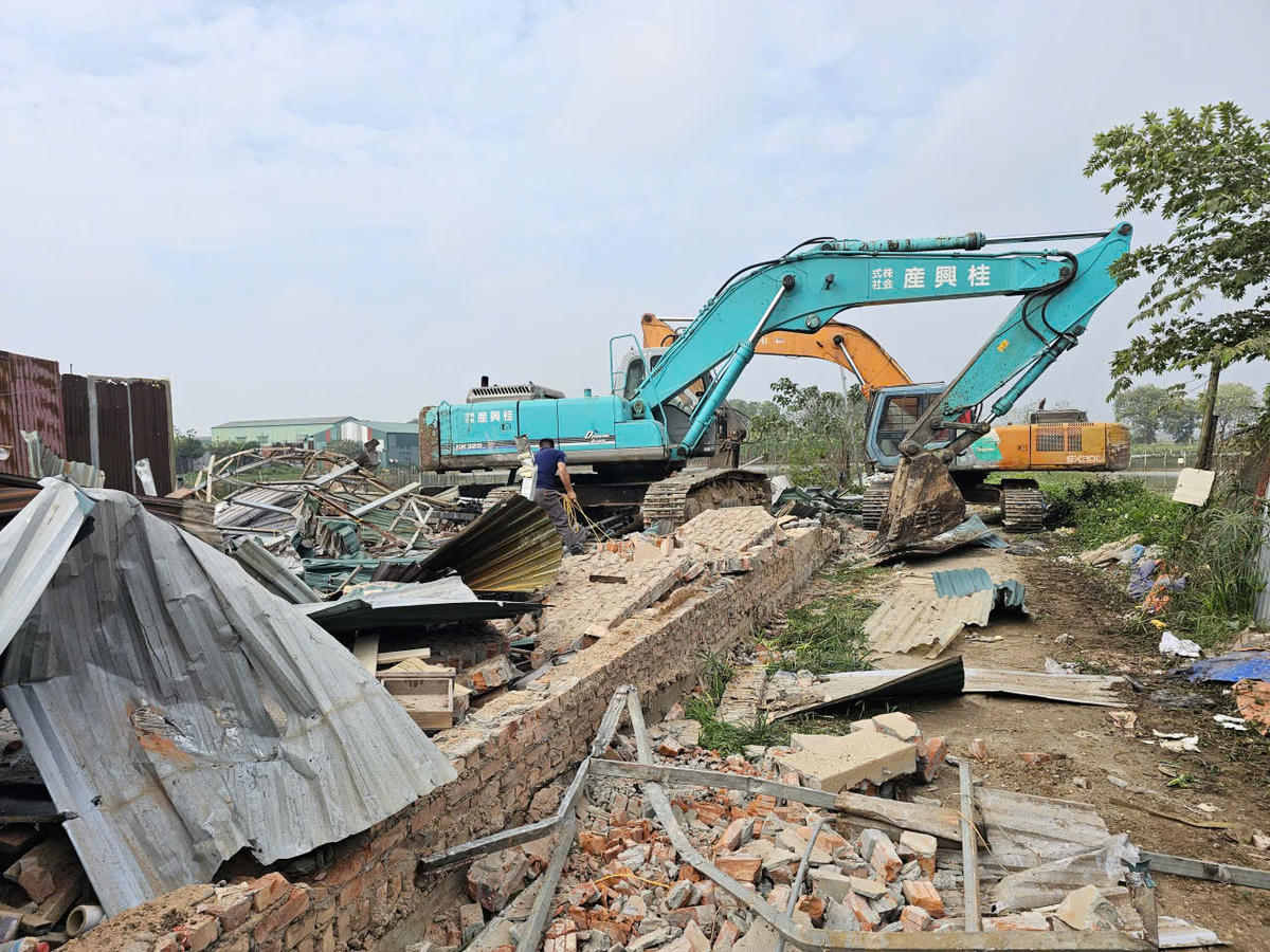 Lực lượng chức năng tiến hành tháo dỡ các công trình để giải phóng mặt bằng thực hiện dự án Cụm công nghiệp làng nghề Hữu Bằng.
