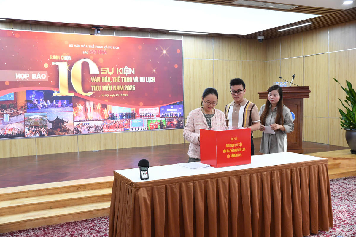 Các Nhà báo tham gia bỏ phiếu bình chọn. Ảnh: Phạm Sỹ.