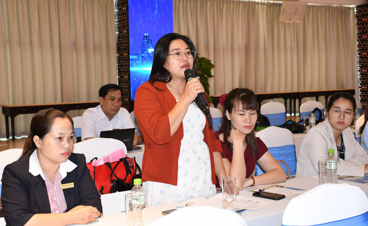 Đại diện doanh nghiệp trong các khu công nghiệp nêu kiến nghị và đóng góp ý kiến tại hội nghị.