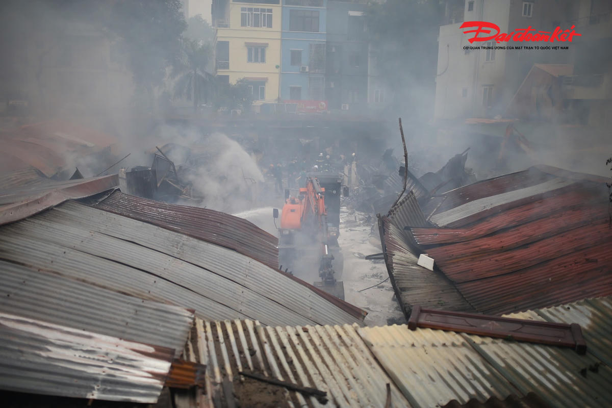 Phòng Cảnh sát PCCC&amp;CNCH Công an TP Hà Nội, lực lượng chức năng đã cứu được 2.000m2 các ki-ốt trong chợ, gồm: dãy ki-ốt ở ngõ 76 phố Trịnh Đình Cửu, dãy ki-ốt từ số 24 đến 34 trên mặt đường Trần Nguyên Đán và khu vực trạm biến áp.