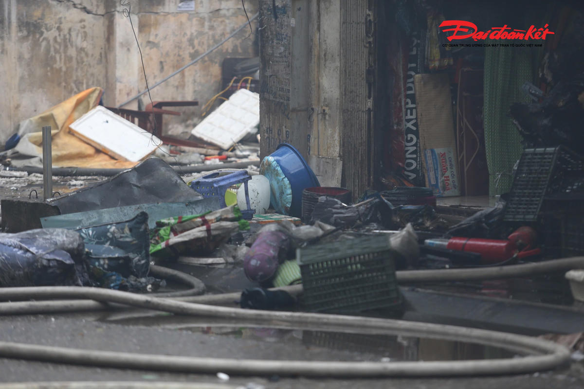 Phía bên trong chợ tan hoang sau vụ cháy.