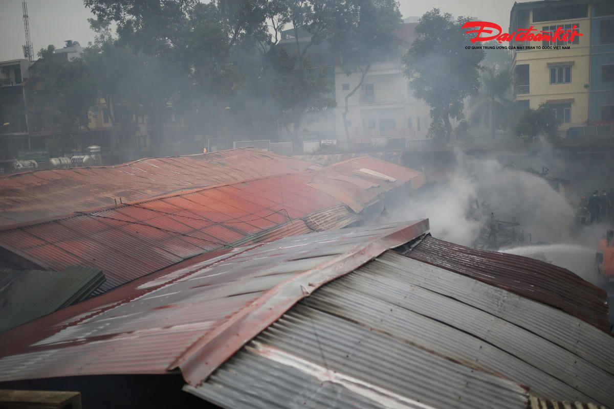 "Chỉ huy chữa cháy đã khẩn trương chỉ đạo khai thác các nguồn nước xung quanh, triển khai nhiều mũi tấn công chống cháy lan, tiếp cận gốc lửa để dập tắt đám cháy. Đồng thời, chính quyền địa phương huy động máy xúc phá dỡ cấu kiện sụp đổ, mở lối cho lực lượng chức năng tiếp cận hiện trường, tổ chức dập tắt đám cháy", Phòng Cảnh sát PCCC&amp;CNCH thông tin.
