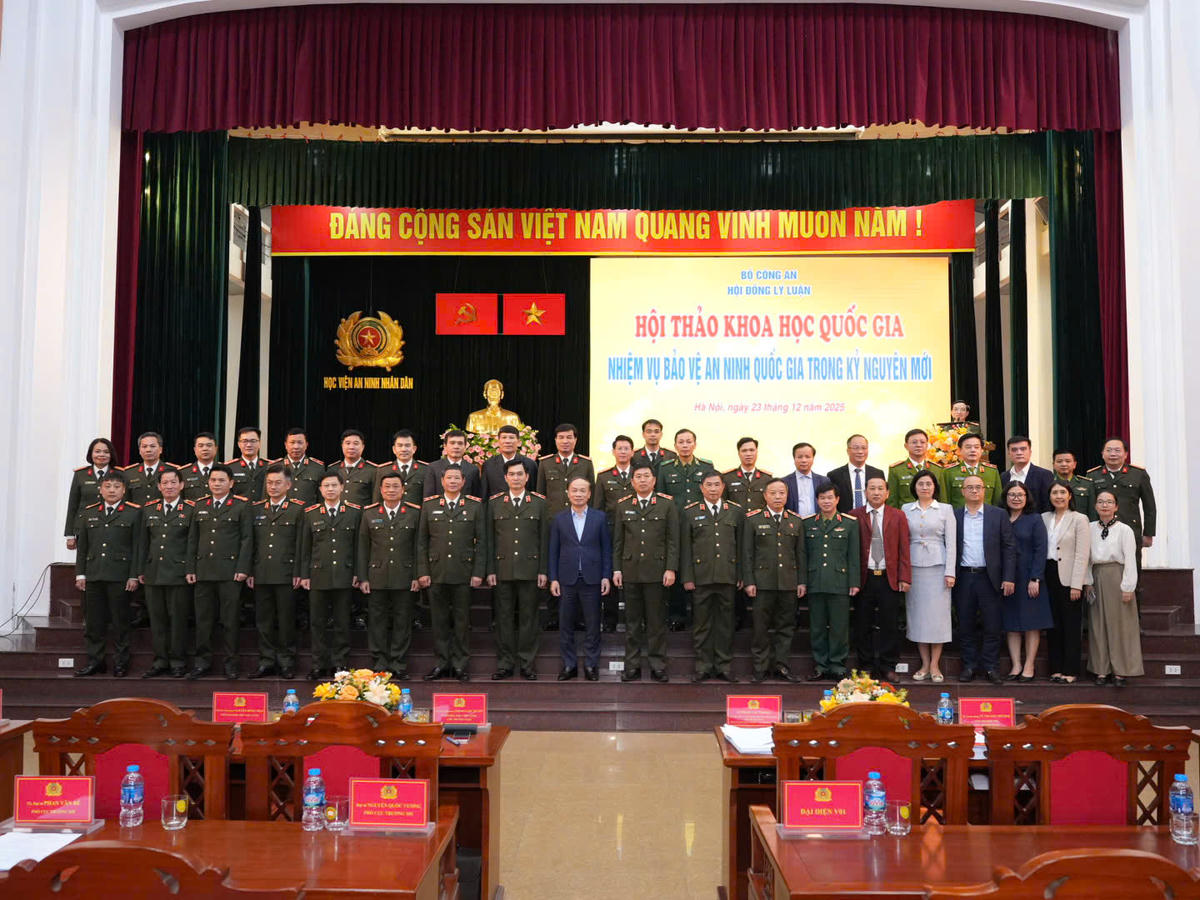 Các đại biểu chụp ảnh kỷ niệm tại hội thảo. Ảnh: Danh Vỵ