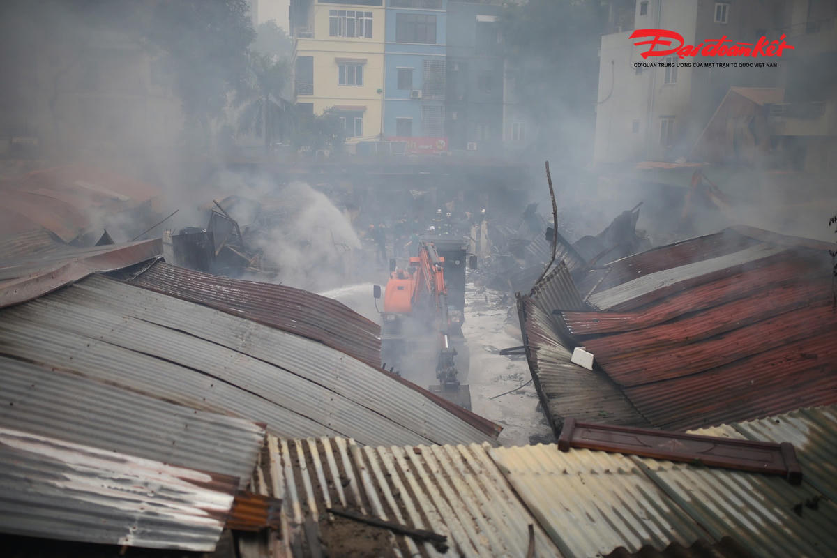 Nhiều vật dụng trong chợ bị biến dạng sau vụ cháy.