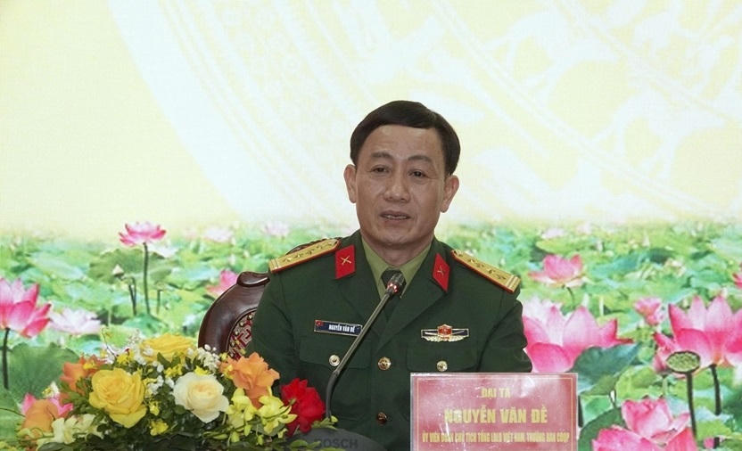 Đại tá Nguyễn Văn Đề, Trưởng ban Công đoàn Quốc phòng&nbsp;chủ trì buổi gặp báo chí. Ảnh: Kim Anh