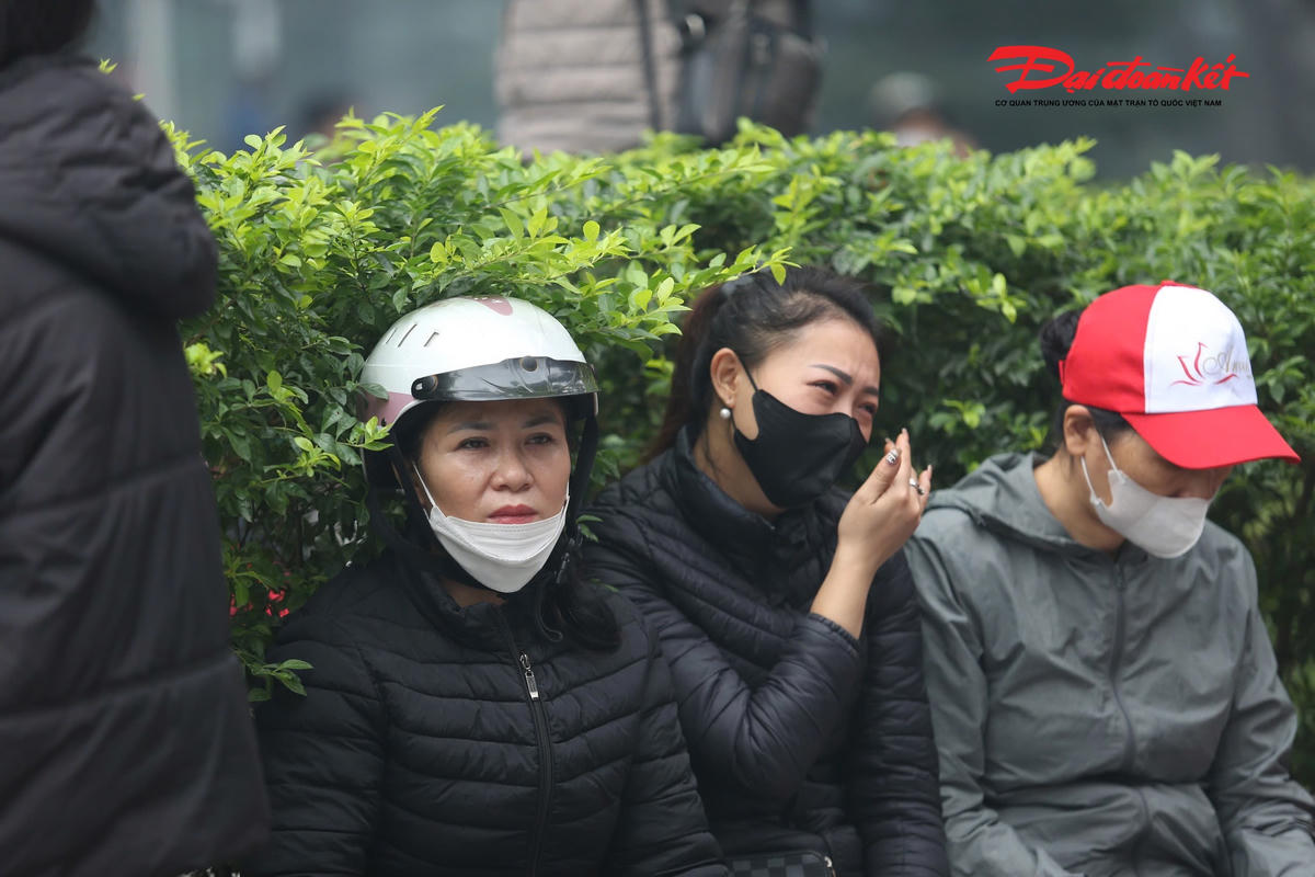 Chia sẻ với PV, Chị Nguyễn Thị Lan, tiểu thương gắn bó với chợ 25 năm, khóc ngất khi biết tài sản đã bị thiêu rụi. Rạng sáng, thấy chợ cháy, chị từ chung cư đối diện vội chạy sang nhưng không kịp cứu bất cứ đồ đạc nào. Thiệt hại của gia đình chị ước khoảng một tỷ đồng, do ngoài ki-ốt bán đồ gia dụng còn có một kho hàng bên trong chợ.