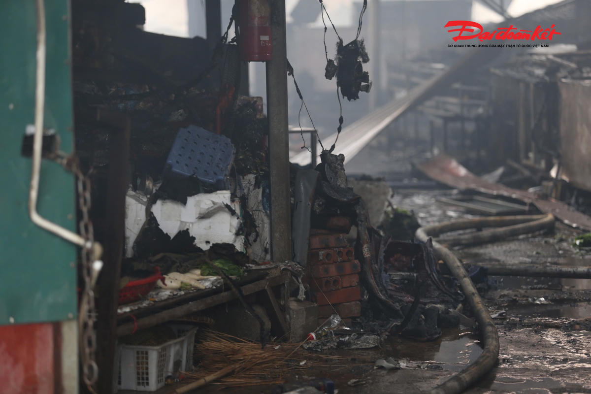 Lực lượng chức năng liên tục phun nước làm mát, tránh để ngọn lửa ẩm ỉ.