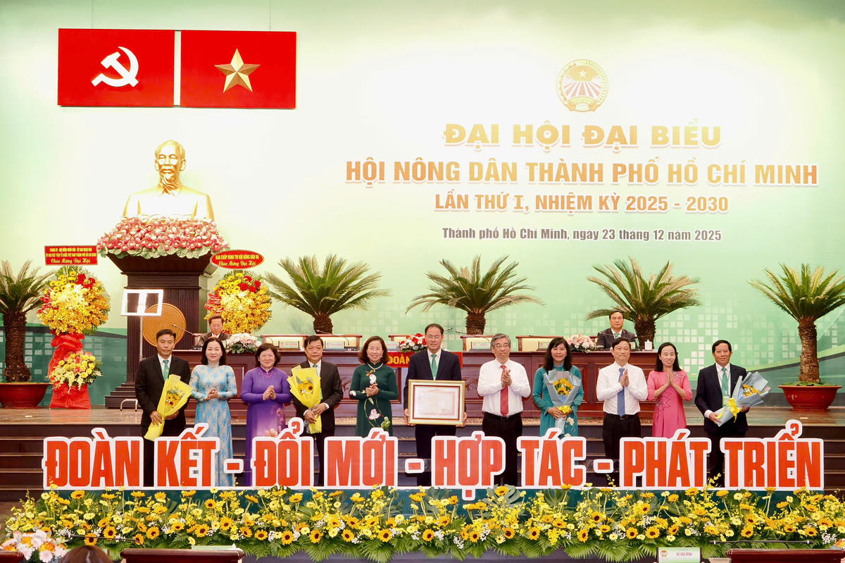 Hội Nông dân TP Hồ Chí Minh nhận Bằng khen của Thủ tướng Chính phủ. Ảnh: Hoàng Hùng.