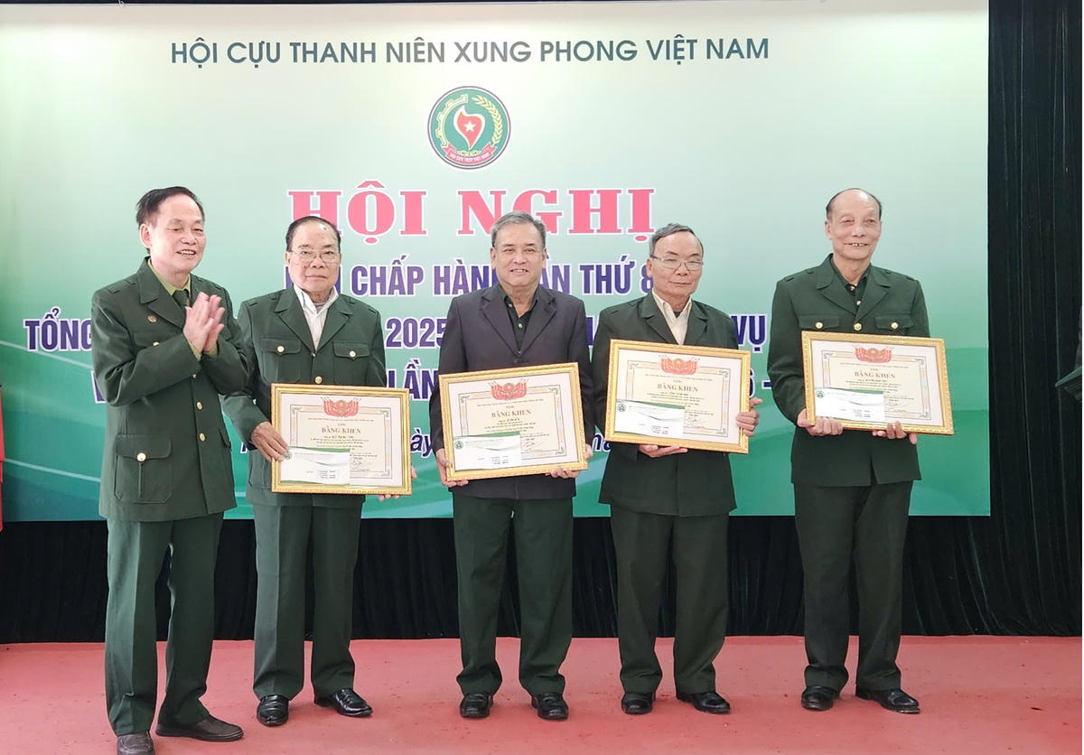 Trung ương Hội Cựu TNXP Việt Nam trao tặng bằng khen cho các tập thể và cá nhân có thành tích xuất sắc. Ảnh: PT.&nbsp;