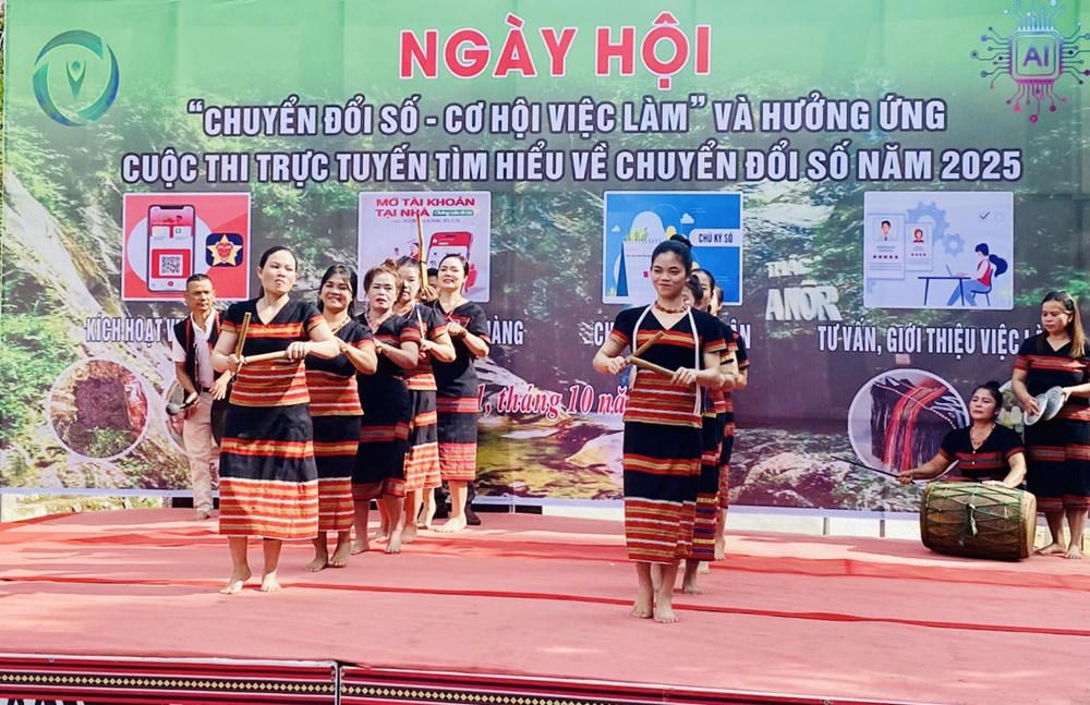 Xã A Lưới 1 tổ chức Ngày hội "Chuyển đổi số - cơ hội việc làm" đồng thời hỗ trợ người dân tiếp cận với nền tảng công nghệ số. Ảnh: Thúy An