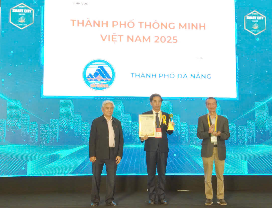 Ông Trần Chí Cường, Phó Chủ tịch UBND TP Đà Nẵng (giữa) thay mặt Đà Nẵng nhận giải thưởng "Thành phố thông minh". Ảnh: Thanh Hồng.