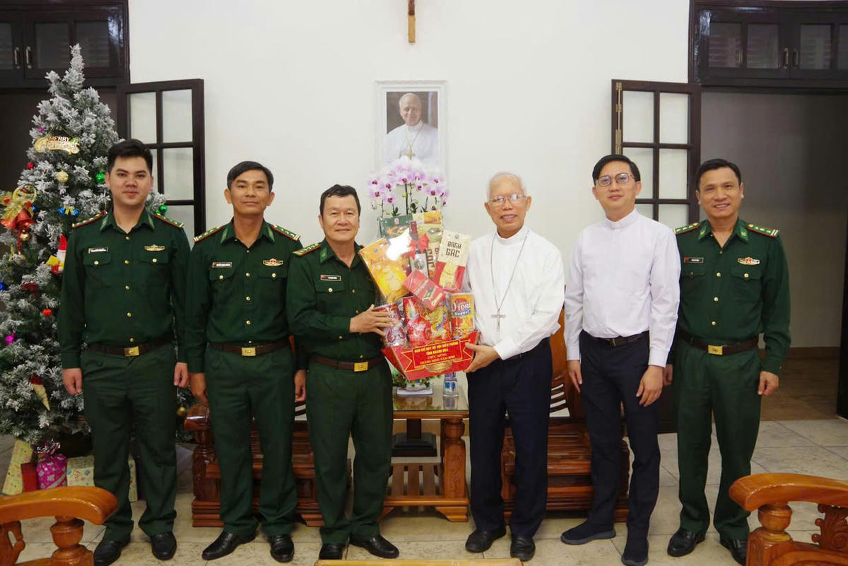 Bộ đội Biên phòng Khánh Hòa thăm, chúc mừng các cơ sở tôn giáo nhân dịp Lễ Giáng sinh 2025. Ảnh: Văn Tân.