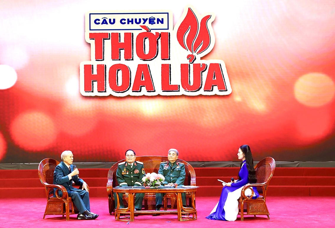 Các nhân chứng lịch sử tham gia giao lưu, chia sẻ câu chuyện "Một thời hoa lửa". Ảnh: HN.
