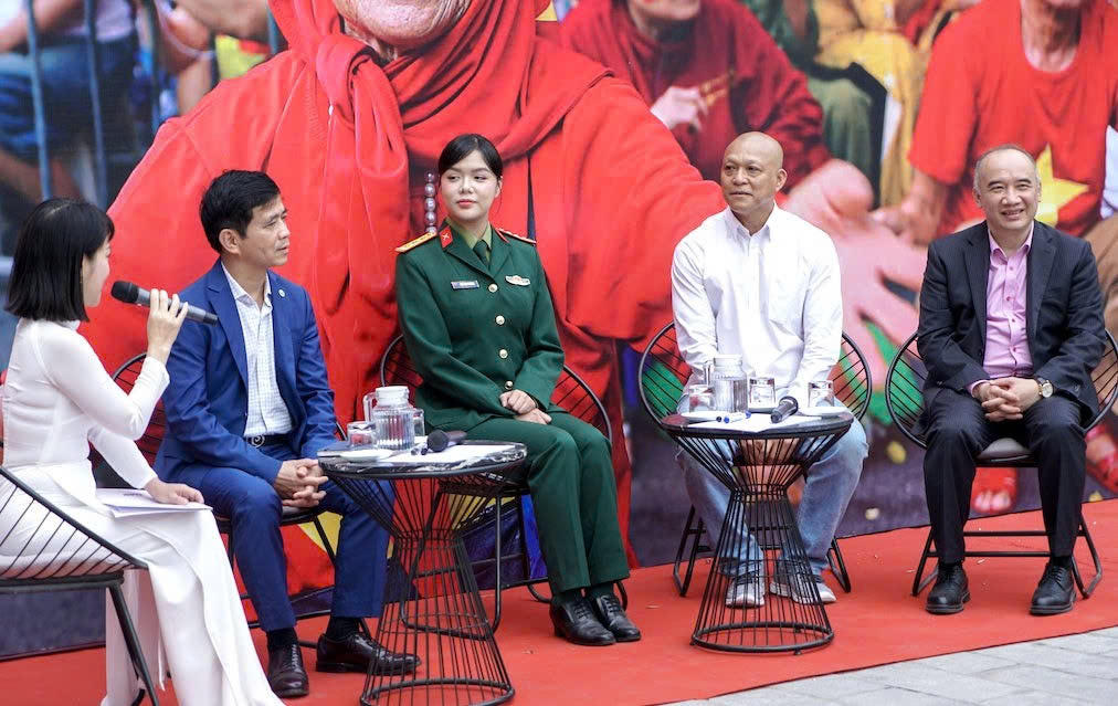 Các chuyên gia, khách mời chia sẻ tại toạ đàm.