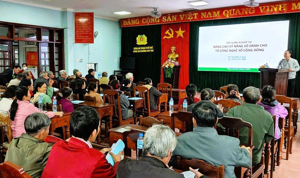 Tập huấn nâng cao kỹ năng số cho các tổ công nghệ số cộng đồng trên địa bàn phường Kim Trà, TP. Huế. Ảnh:&nbsp;Thùy An