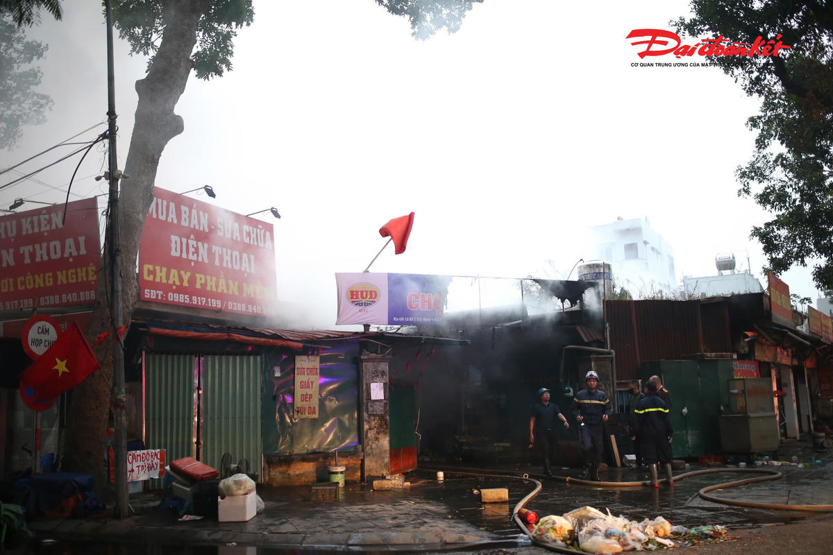 Khi các lực lượng tiếp cận hiện trường, đám cháy đã phát triển lớn do có nhiều vật liệu dễ bắt lửa, phát sinh nhiều khói, khí độc; tốc độ cháy lan nhanh, có nguy cơ lan sang các ki-ốt và nhà dân xung quanh.&nbsp;