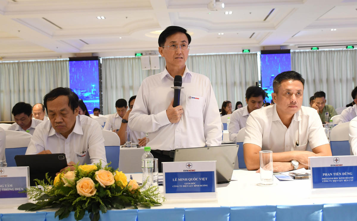 Ông Lê Minh Quốc Việt - Giám đốc Công ty Điện lực Bình Dương trực thuộc EVNHCMC, giải đáp câu hỏi của doanh nghiệp tại hội nghị. 