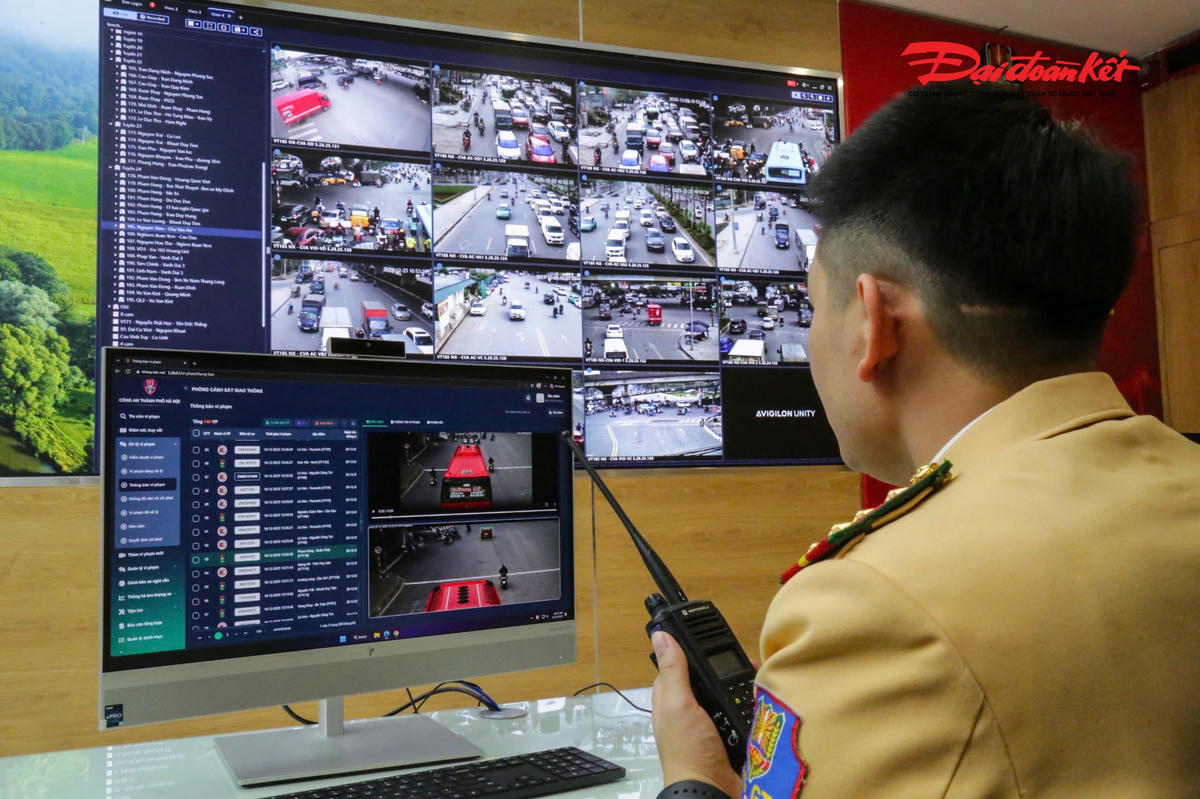 Tại Trung tâm điều khiển giao thông Hà Nội, thông qua hệ thống camera AI, cán bộ CSGT sẽ theo dõi, phát hiện các trường hợp vi phạm trên tuyến.