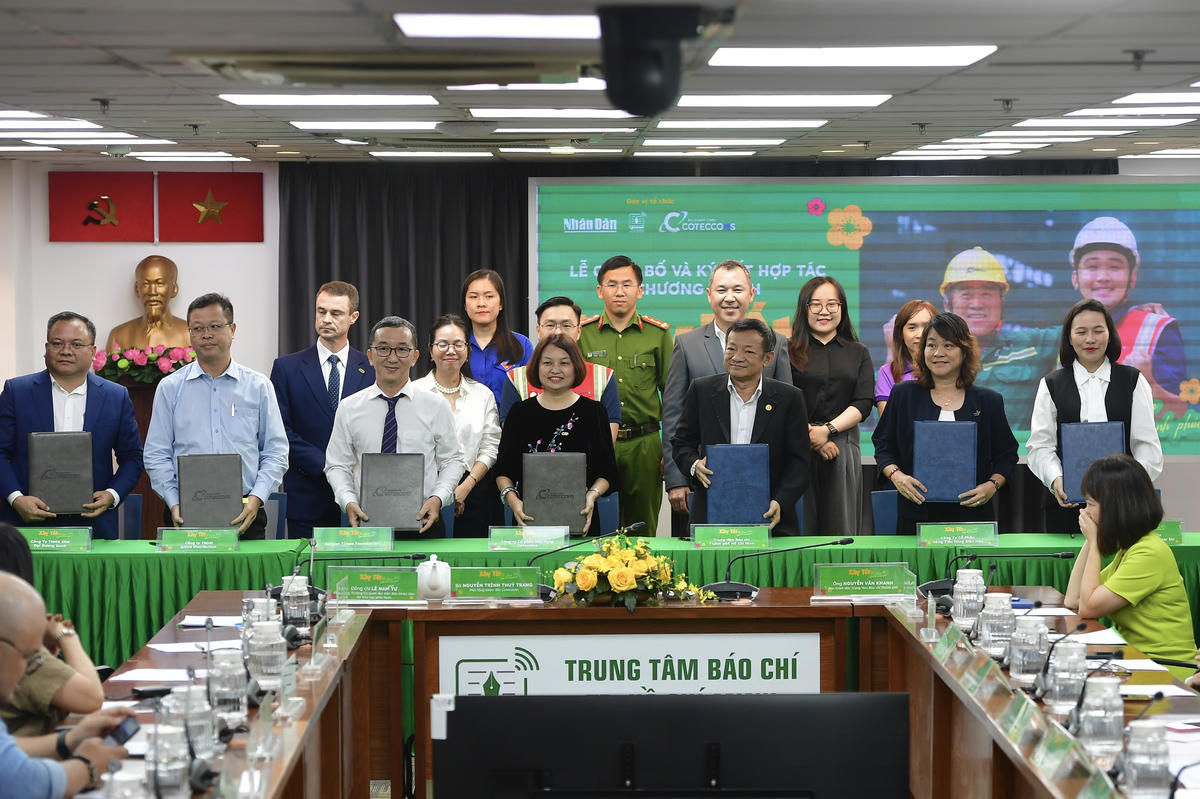 Nghi thức ký kết giữa đại diện các doanh nghiệp và tổ chức thiện nguyện. Ảnh: T.T