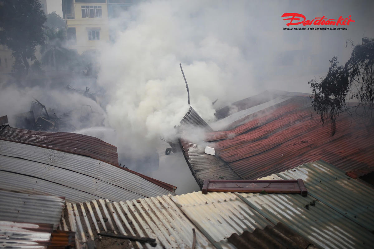 Nhiều ki-ốt bị cháy rụi, các giá kim loại, quầy hàng bị lửa nung nóng, biến dạng và đổi màu.