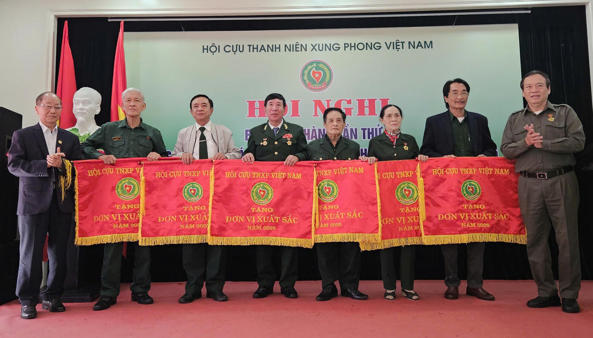 Trung ương Hội Cựu TNXP Việt Nam trao tặng cờ thi đua cho các đơn vị xuất sắc năm 2025. Ảnh: PT. 