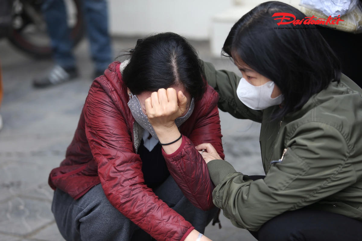 Người dân thẫn thờ ngồi nhìn về phía khu chợ, chưa biết số phận gian hàng của mình ra sao.