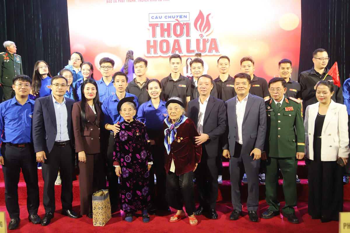 Ban tổ chức Chương trình chụp ảnh lưu niệm cùng các đại biểu. Ảnh: HN.