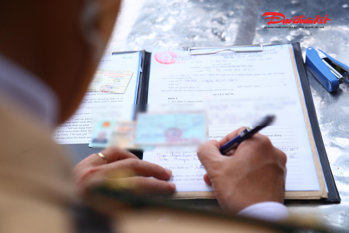 Trong khoảng 1 giờ làm việc, Tổ công tác thuộc Đội CSGT đường bộ số 4 đã xử lý 5 trường hợp là shipper vi phạm với các lỗi phổ biến như: chở hàng hóa làm che khuất biển số, chở hàng cồng kềnh, che dán biển số...