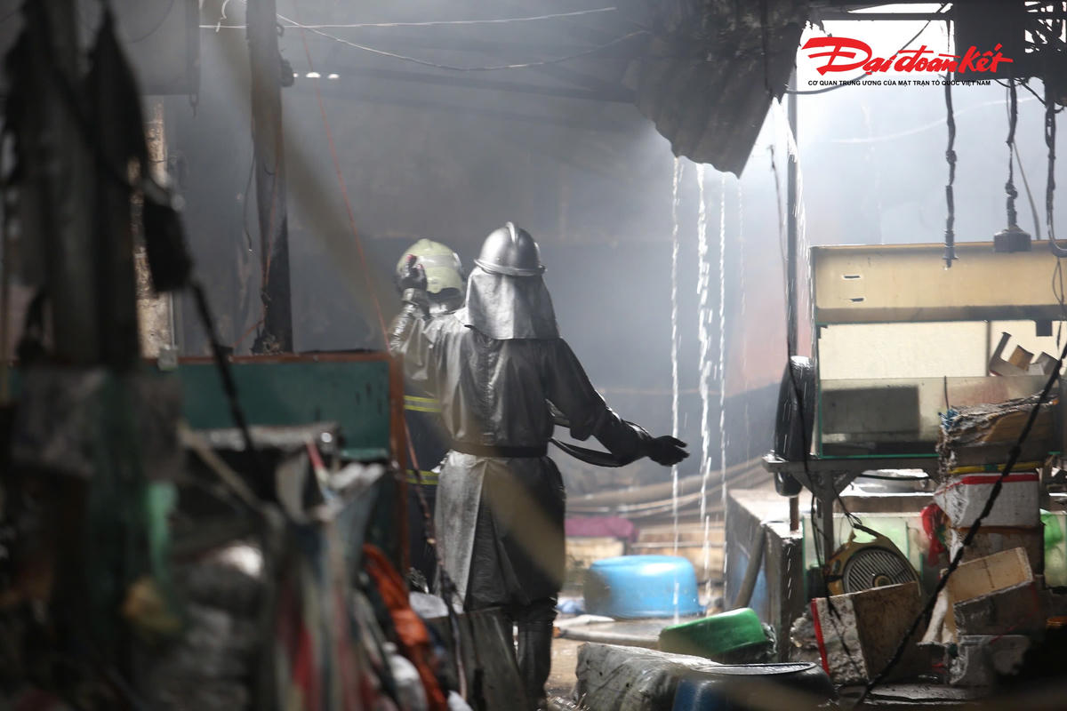 Phòng Cảnh sát PCCC&amp;CNCH Công an TP Hà Nội, lực lượng chức năng đã cứu được 2.000m2 các ki-ốt trong chợ, gồm: dãy ki-ốt ở ngõ 76 phố Trịnh Đình Cửu, dãy ki-ốt từ số 24 đến 34 trên mặt đường Trần Nguyên Đán và khu vực trạm biến áp.